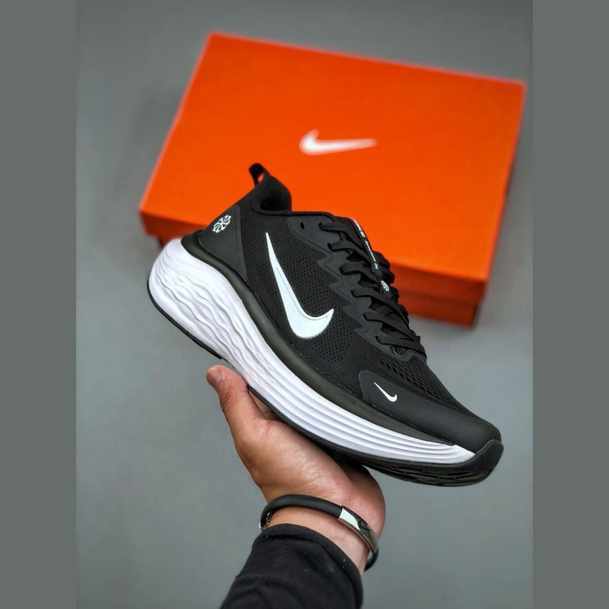 Air Zoom Structure 26 in Black / White